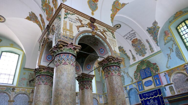 an arch in a beautiful synagogue