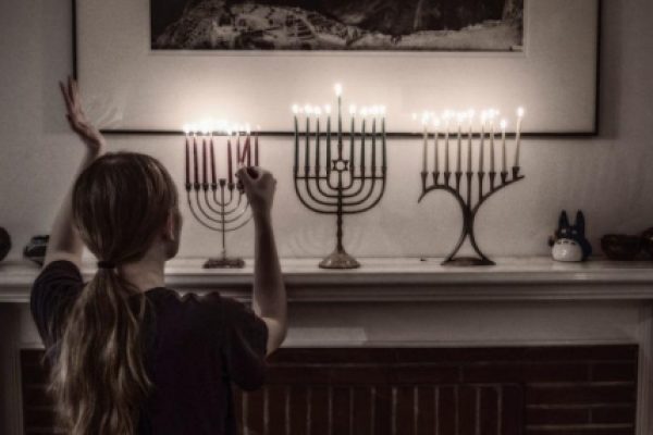 Hanukkah_candles_mantel_hero
