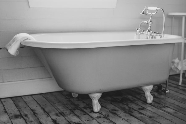 clawfoot bathtub