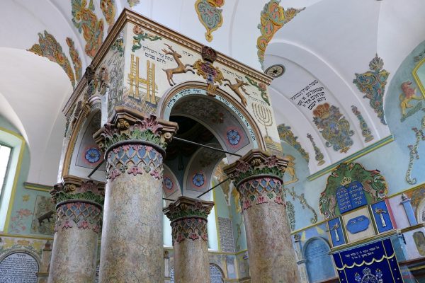 an arch in a beautiful synagogue